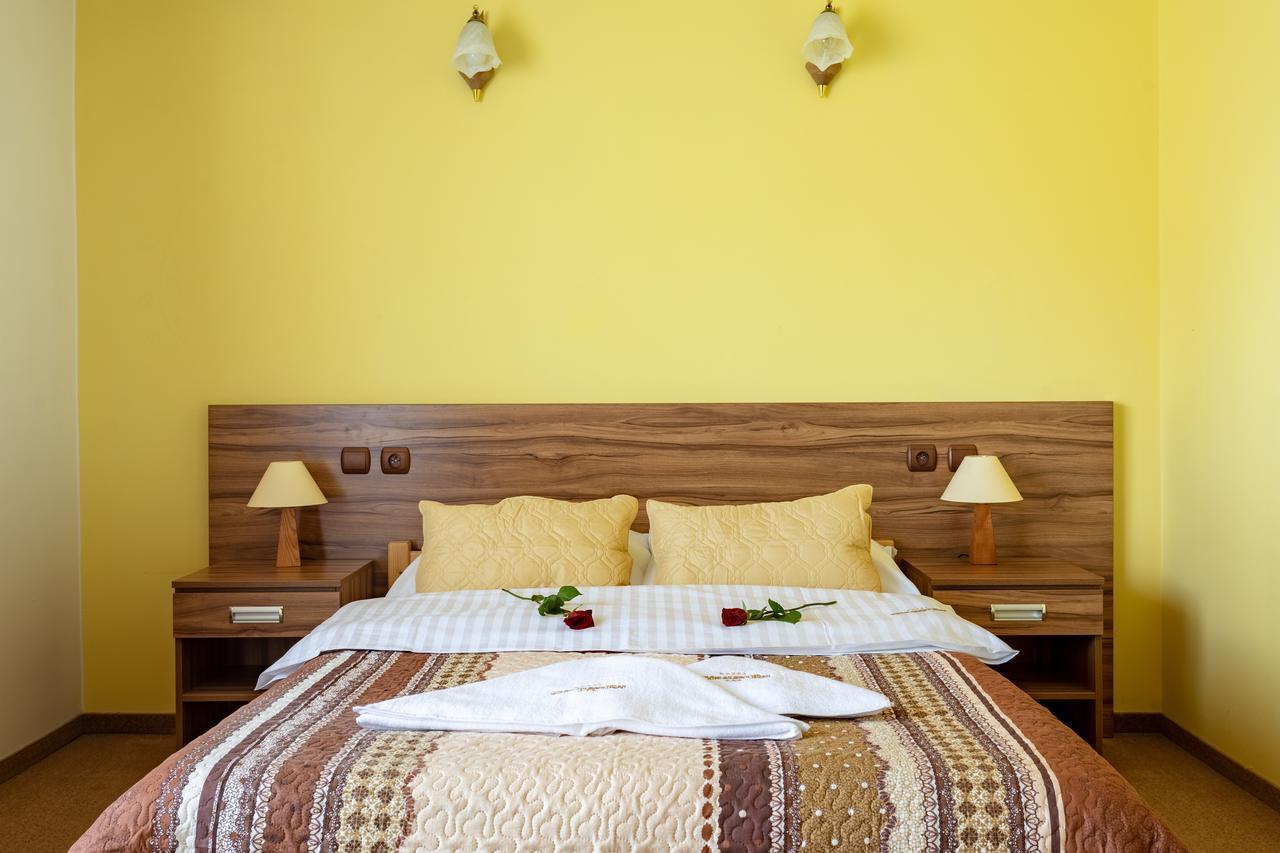 Hotel Goralski Raj ノヴィ・タルク エクステリア 写真